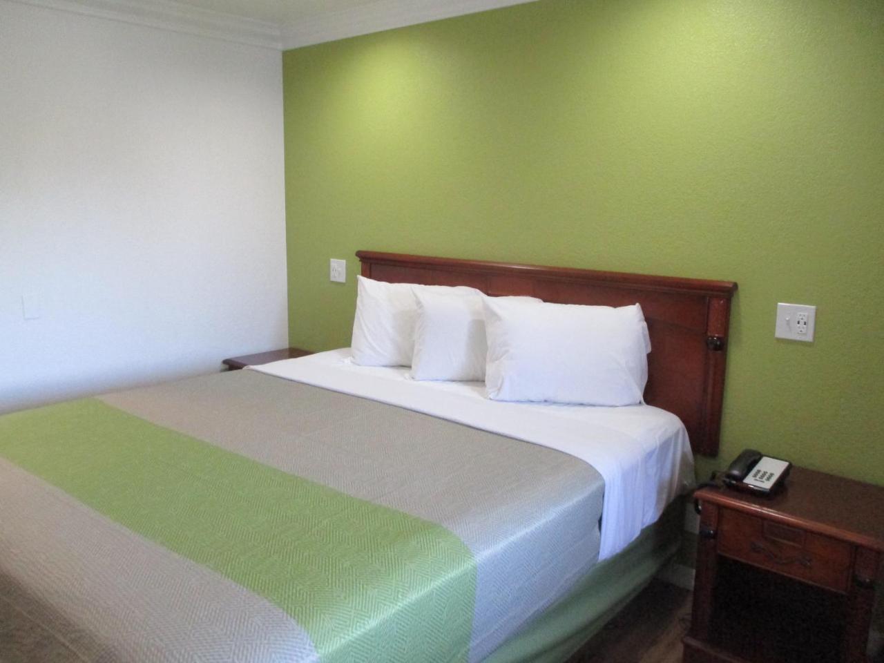 Deluxe King Room - Non-Smoking